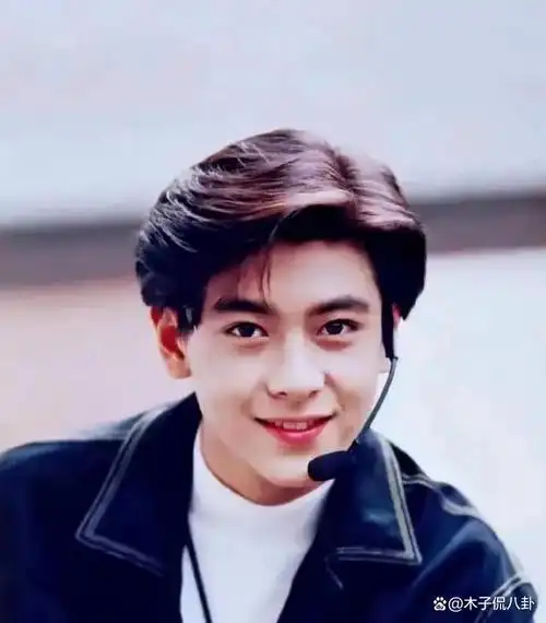 林志颖晒出32年前刚出道时的青涩照和第一张专辑照,满满的怀旧感