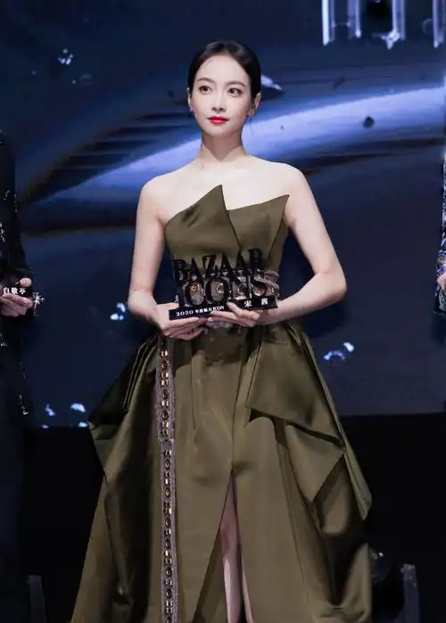 宋茜蝶舞恋花裙亮相时尚盛典 柔美浪漫获誉魅力icon