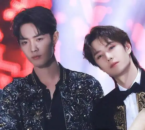 原创夏天回来了,肖战王一博再同框帅翻全场,这哥俩连穿搭都这么默契