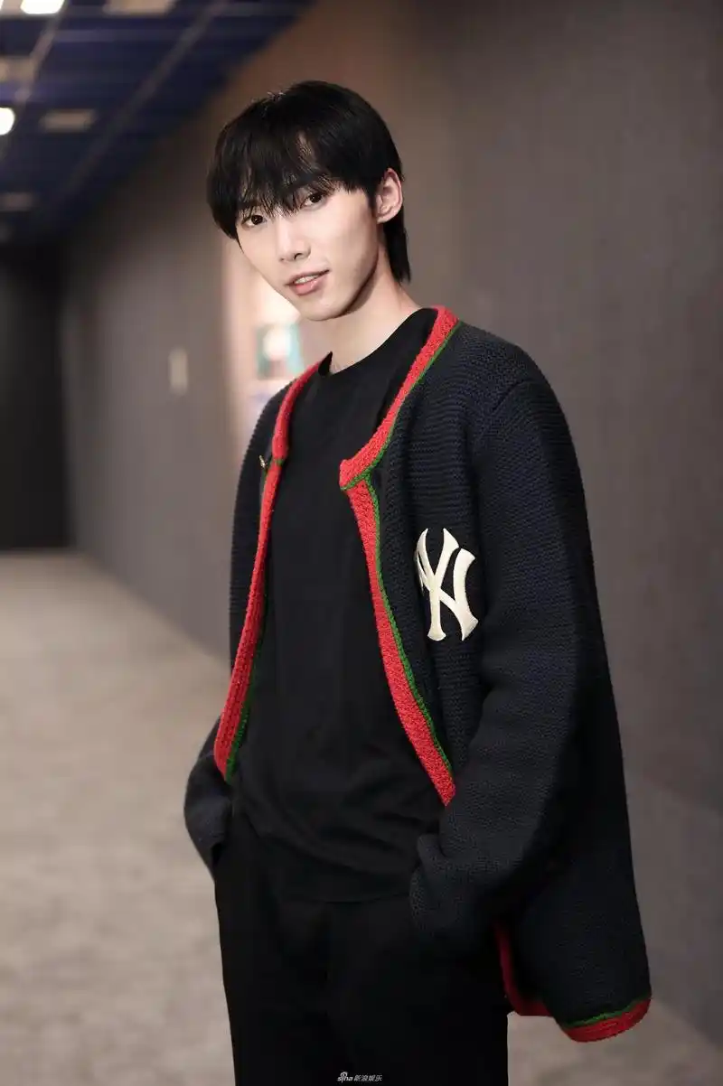 组图:创造营学员赵磊全黑造型酷劲足 暂时掉出出道位对红很佛系