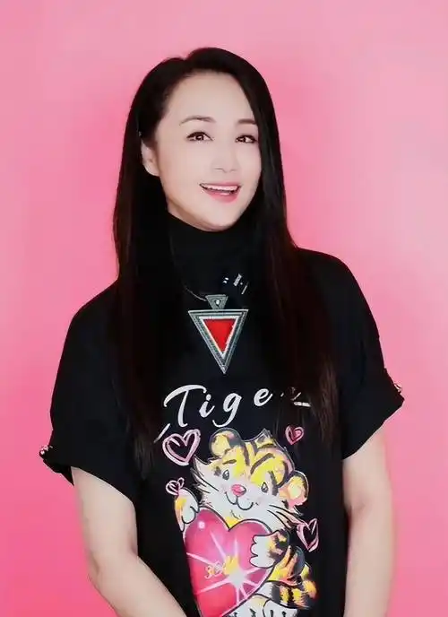 原创48岁曹颖餐厅跳舞庆生老公儿子双簧送祝福10岁王子颜值超高