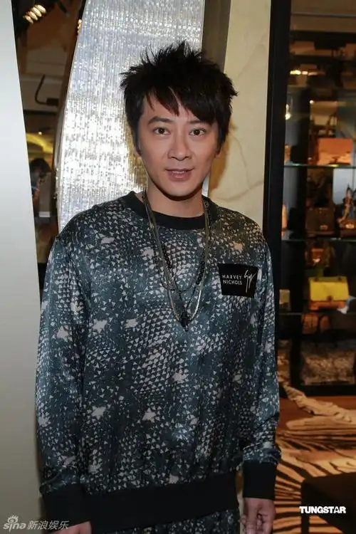 1973年1月3日生于中国香港,祖籍广东潮州,中国香港流行乐男歌手,演员