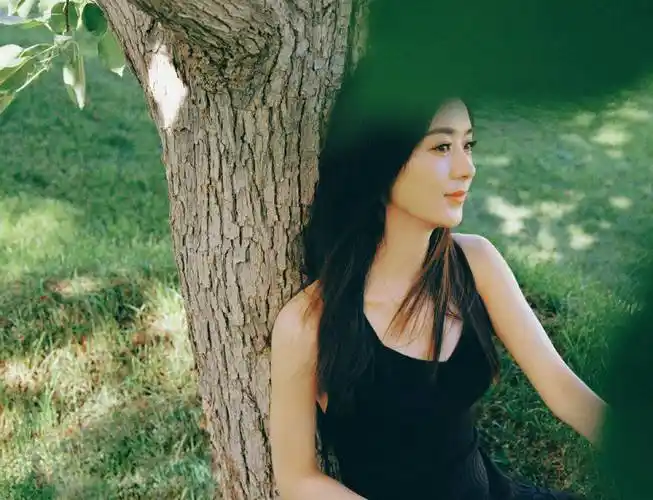 原创赵丽颖懒理婚姻传闻晒美照穿露背装秀蚂蚁腰腰线完美伤已痊愈