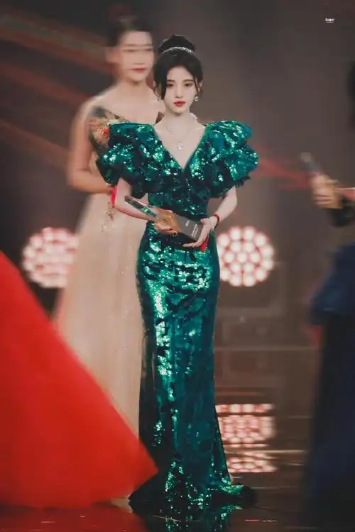 鞠婧祎面相,鞠婧祎搭配失败像偷穿妈妈的裙子-相术-荣耀易学