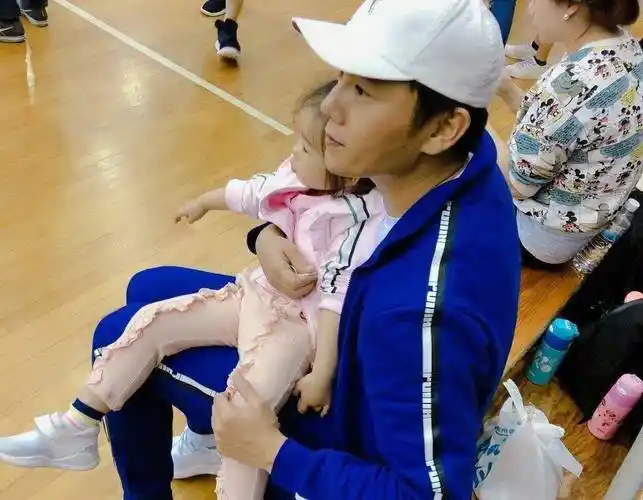 原创伊能静女儿米粒过生日低头许愿的样子超像秦昊夫妻俩的祝福超暖心