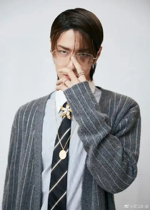 网友给王一博p的发型