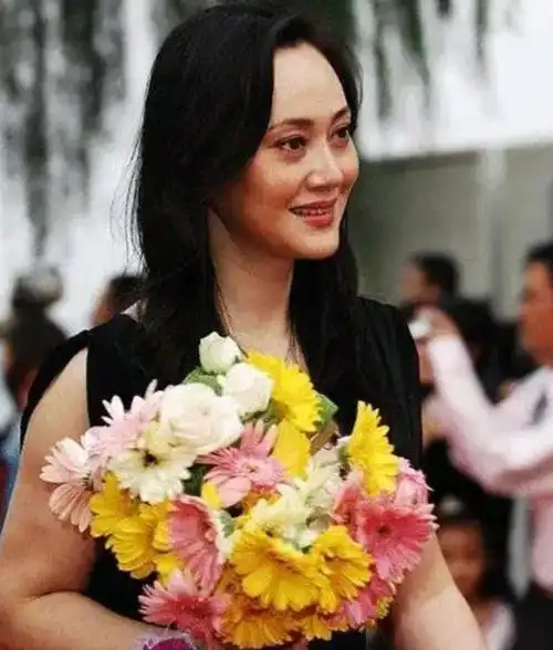 宋佳因庭院深深成名与京剧表演艺术家恋爱后远嫁比利时