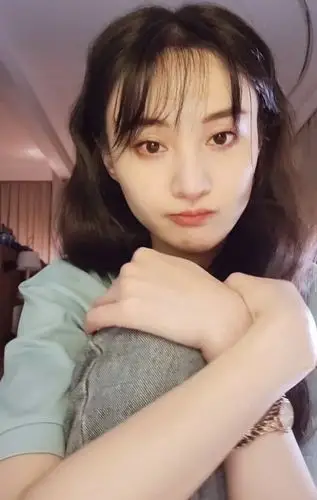 郑爽凌晨不睡晒自拍视频,表情憔悴一脸委屈,比以前更加瘦了