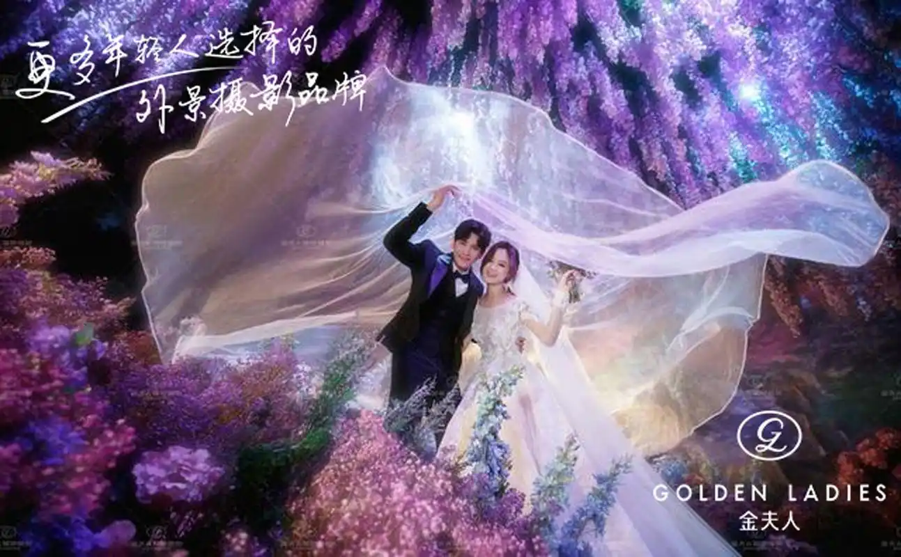 女歌手李嘉格中西式婚纱照大批k,明显超大红色玫瑰花海吸引眼球