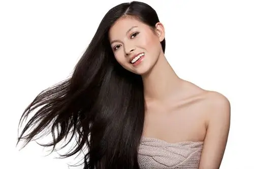 美女展示飘逸的秀发