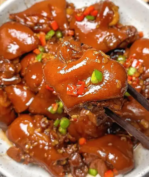 香辣猪蹄一道令人垂涎欲滴的美食