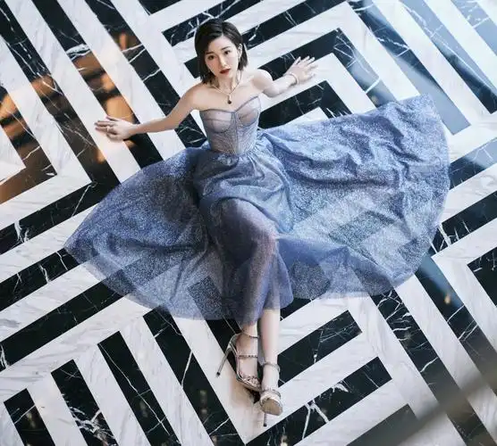 毛晓彤星空蓝闪钻抹胸裙