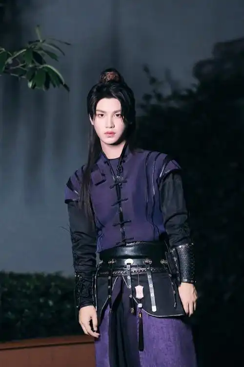 黄明昊紫衣高马尾剧照