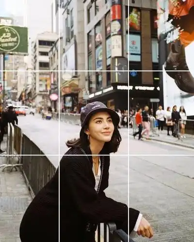 拍照的时候把整个人放在九宫格的中间,想要增加景色面积就把人放到