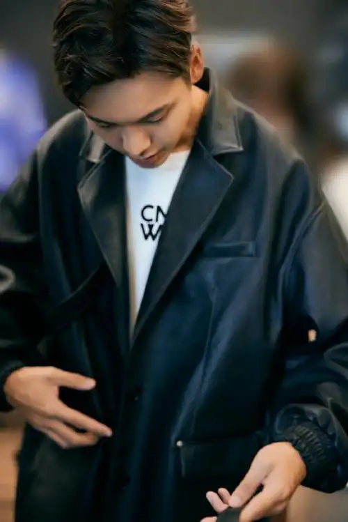 陈伟霆晒皮衣造型随拍