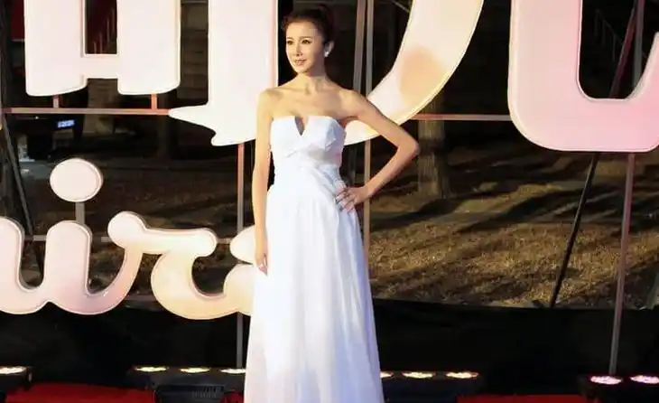 肩带崩断,裙下走光,7位女星走红毯的社死瞬间,画面太尴尬了