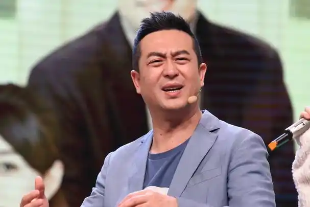 张嘉译50岁后的发型告诉我们,国字脸留小背头,显年轻更有男人味