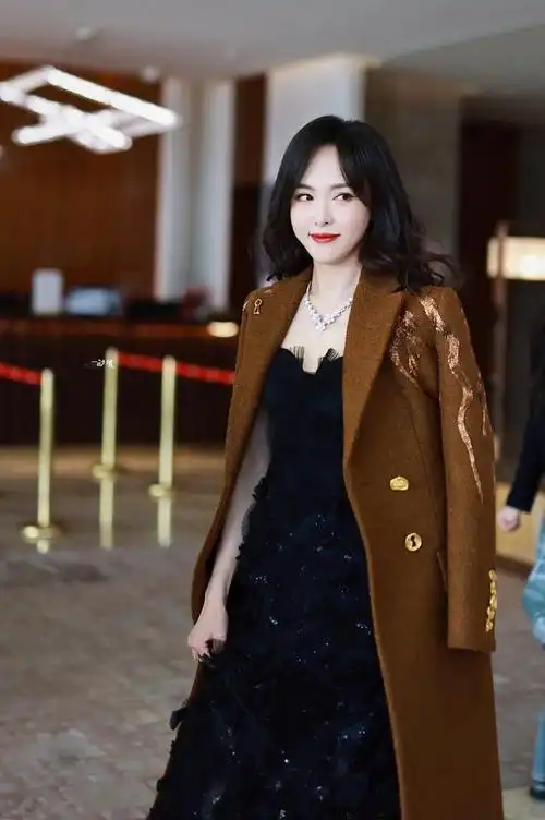 唐嫣又带火了一种新穿法皮衣香蕉裤平底鞋时髦又洋气