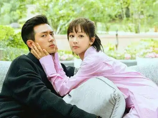 "童颜夫妇"撒糖了!杨紫李现互为对方画像,网友:都是灵魂画手