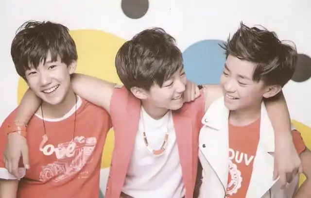 tfboys卡点晒照三小只手捧蛋糕庆祝出道7周年少年感满满