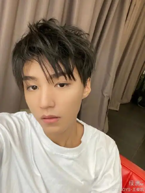 王俊凯庆开博9周年晒自拍 发型凌乱难挡帅气逼人