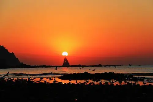 石老人原是居住在崂山脚下的一个勤劳善良的渔民,与聪明美丽的女儿