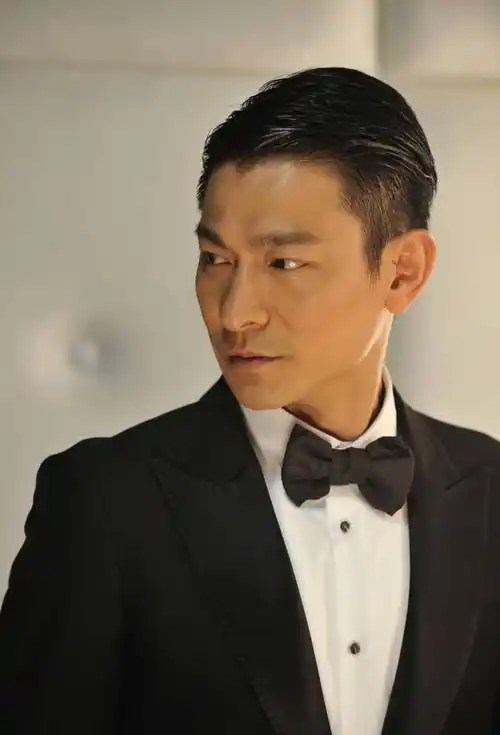 刘德华办艺术展首公开女儿画作,11岁极具天分作品更达百幅_舞台效果