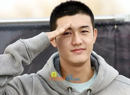 韩星李基宇入伍剪短发 发博客与粉丝短暂道别