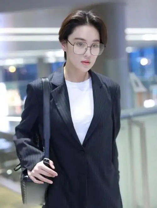 张馨予剪了短发穿起了西装比男的还帅方框眼镜酷感十足