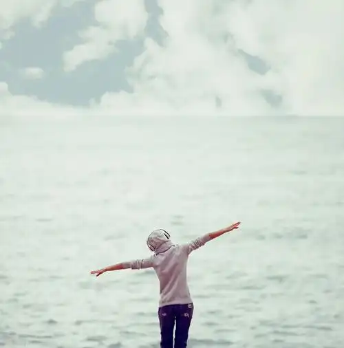 面对大海的女人