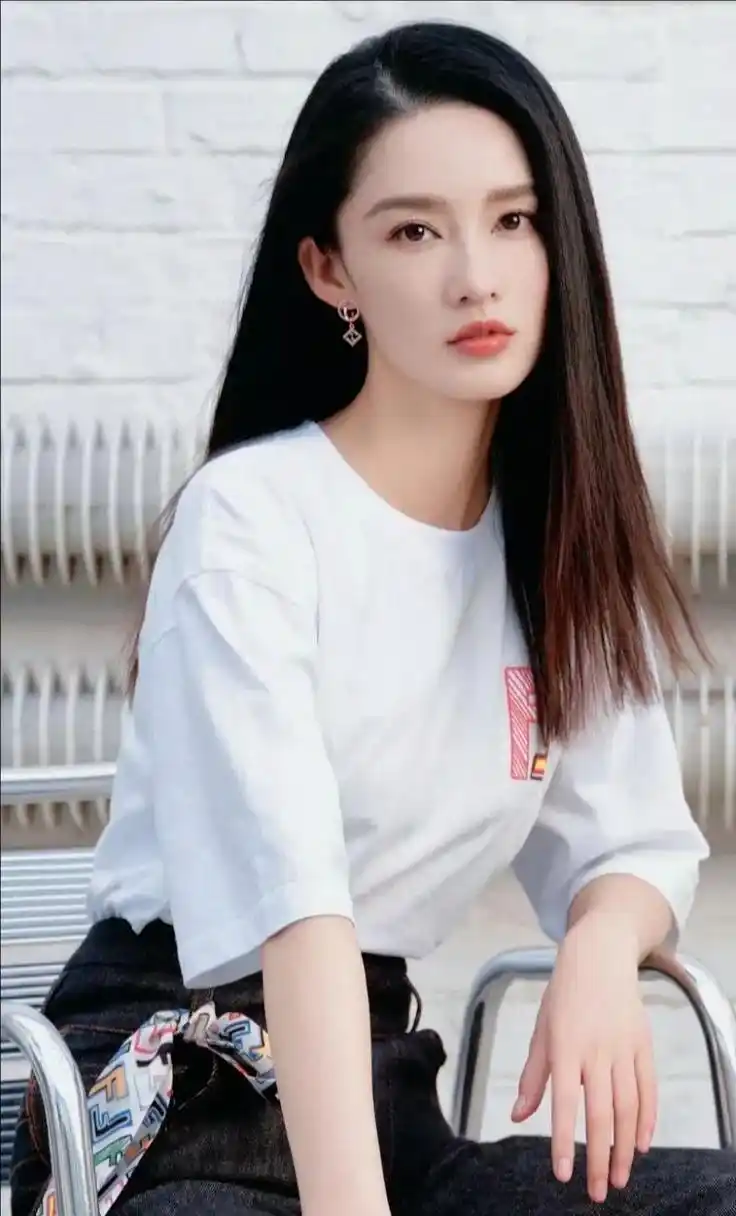 看到她北京千万豪宅被曝光,难怪杨洋也入不了她的眼  说起李沁,大家都