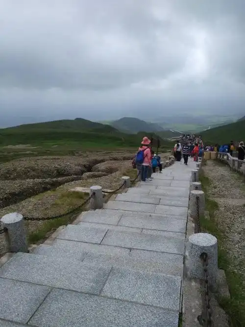 登攀1442个台阶,抵达海拔2566米长白山卧虎峰,观看长白天池