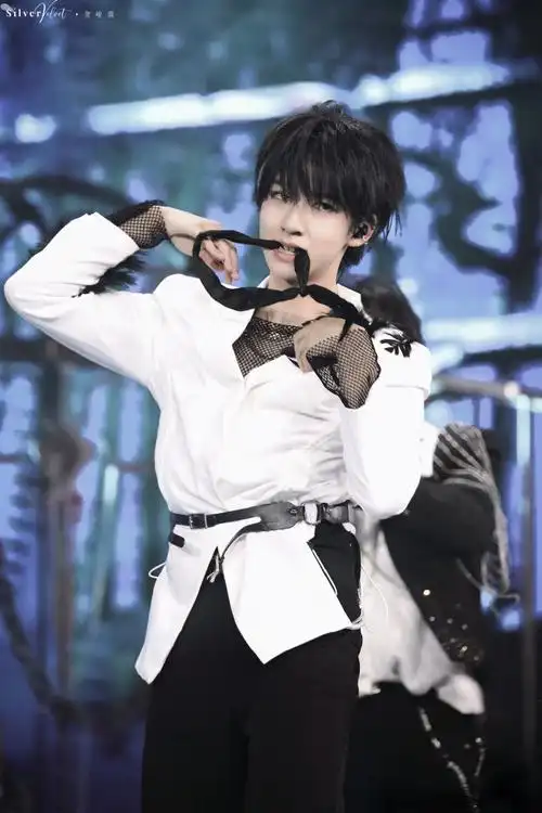 贺峻霖把衣服跳炸开了