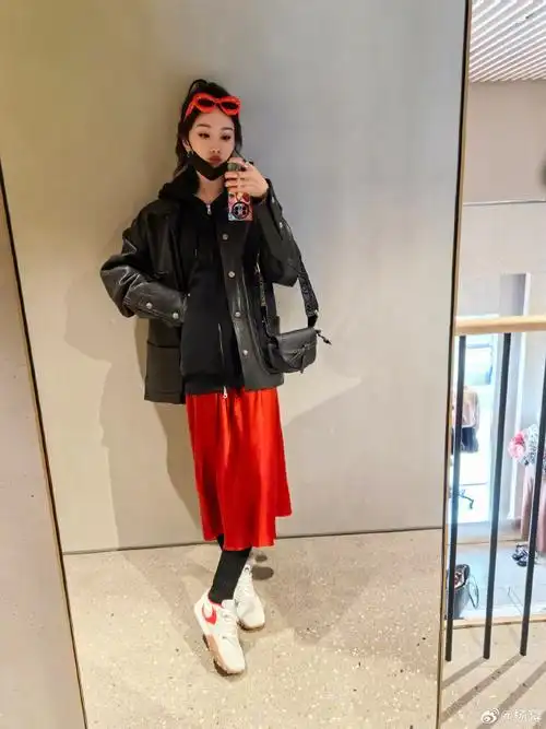 杨幂分享巴黎街拍美照,中式穿搭超有范,大秀香肩性感撩人_腾讯新闻