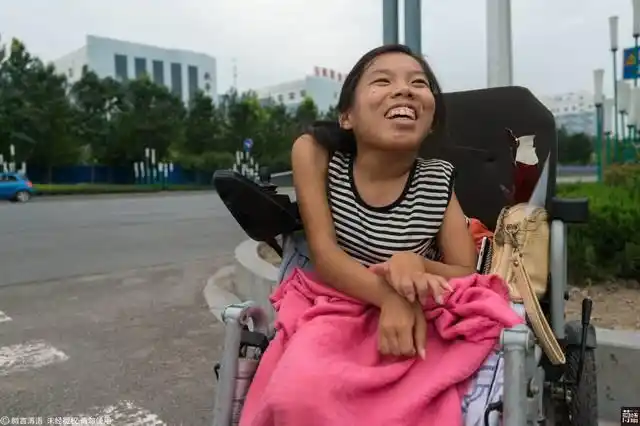 女孩身高1米一天赚10元拒绝乞讨