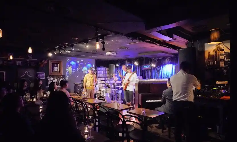 不愧为诸多音乐人曾演出过的传统悠久的爵士酒吧,许多新人歌手为积累