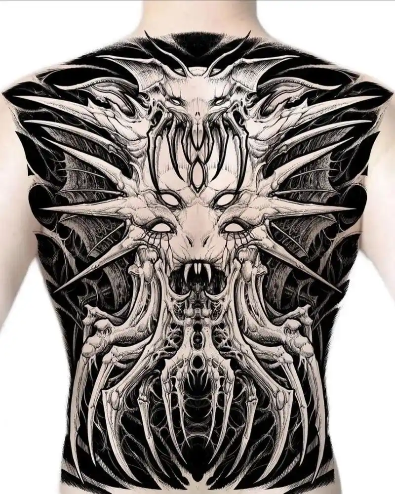 暗黑满背纹身恐怖气息弥漫 喜欢这种风格满背的在中国应该很少吧