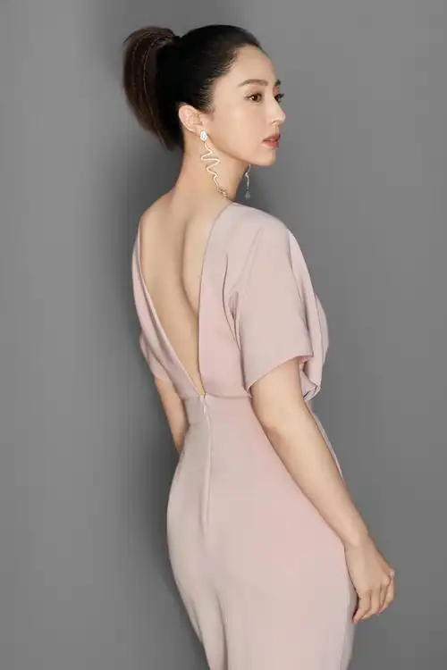 董璇三亚出席活动白色蕾丝裙美如女神离婚后状态开挂