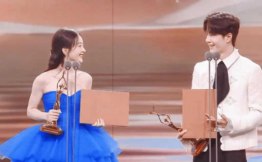 《有翡》收官后,赵丽颖王一博同框领奖,这场面也太好了吧!