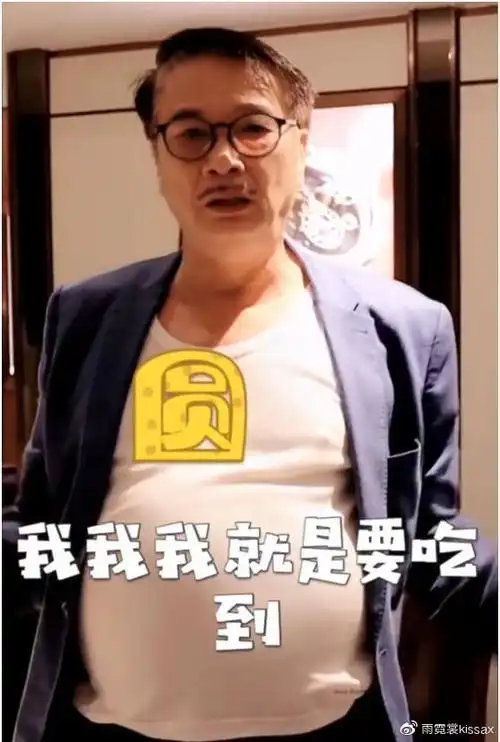 视频中,吴孟达身穿蓝色西装,内搭一件白色的t恤,梳着侧分发型,留着