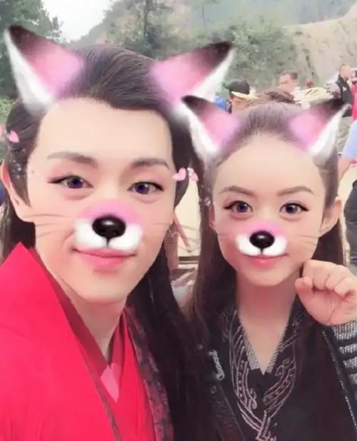 和窦骁合影……小编竟然第一眼把窦骁看成了乔任梁……赵丽颖这是在和