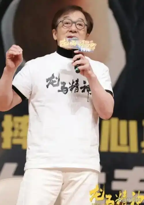 成龙近照太显老了头发胡子一头白网友怎么感觉突然一下老了