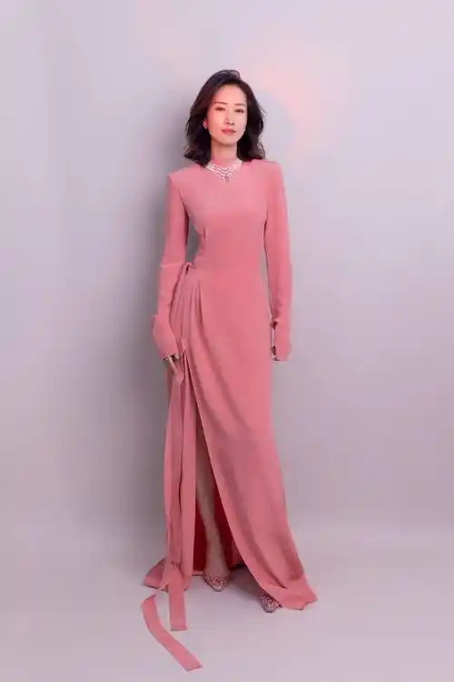 刘敏涛表情管理太强了,红色高跟鞋后再出力作,动作夸张画面逗趣