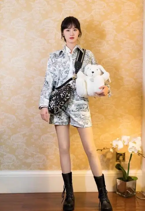 她出道7年却只是二线女星,穿v领毛衣 超短裙,美得可爱清纯_袁冰妍