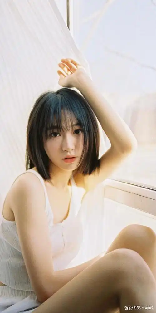 杨肸子小清新私服,短发吊带,白色柔美可爱