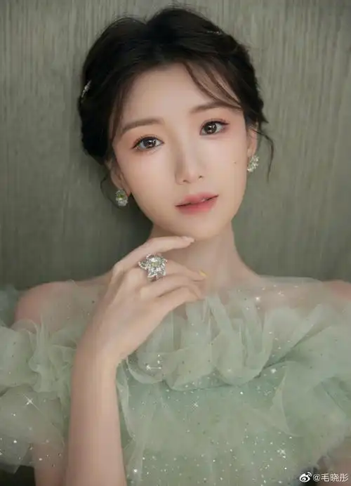 毛晓彤一字肩薄荷绿纱裙##毛晓彤碎钻星河绿裙##毛晓彤绿色薄纱