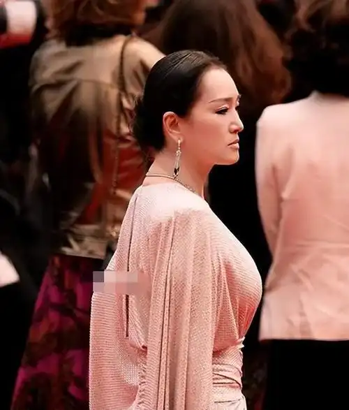 巩俐戛纳走红毯像在自己家一样,和75岁老公常居法国,算半个主人__财经