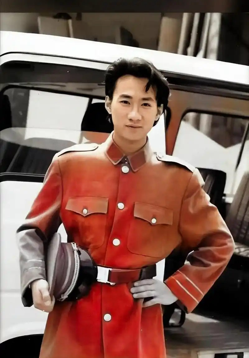 照片中,留着黑色长发,一身正气军装的黄家驹,看起来自信热情,像是一个