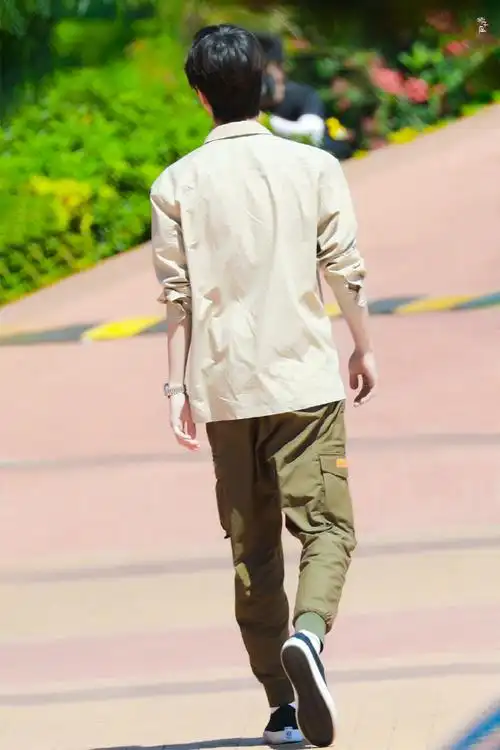 一个背影,一段故事人生海海,爱且期待#王一博