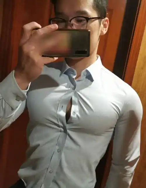 广西师范大学肌肉学霸胸肌大到撑爆衬衣蝉联健体冠军的硕士